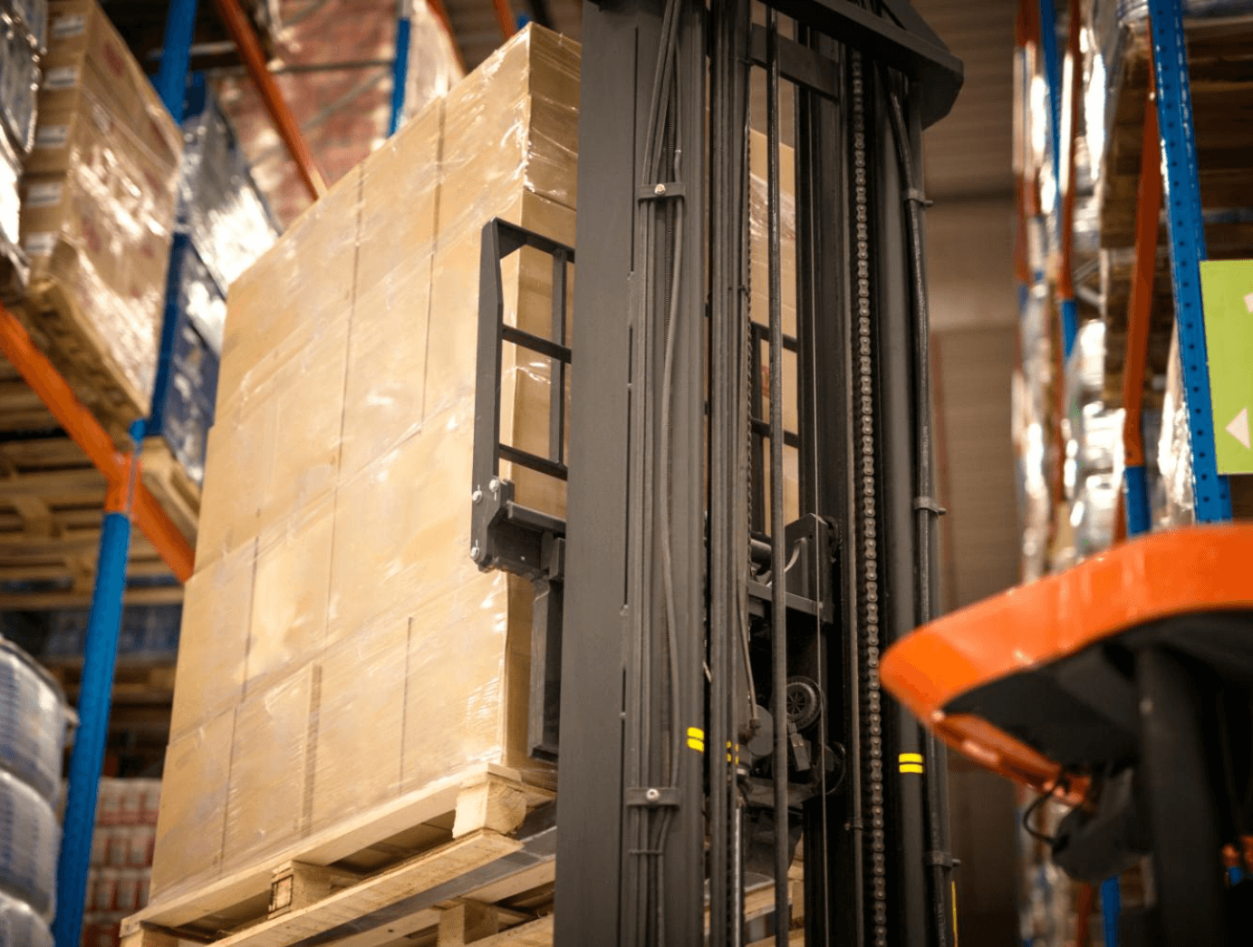 carrello elevatore da magazzino che trasporta pallet di fornitura di bobine di accensione