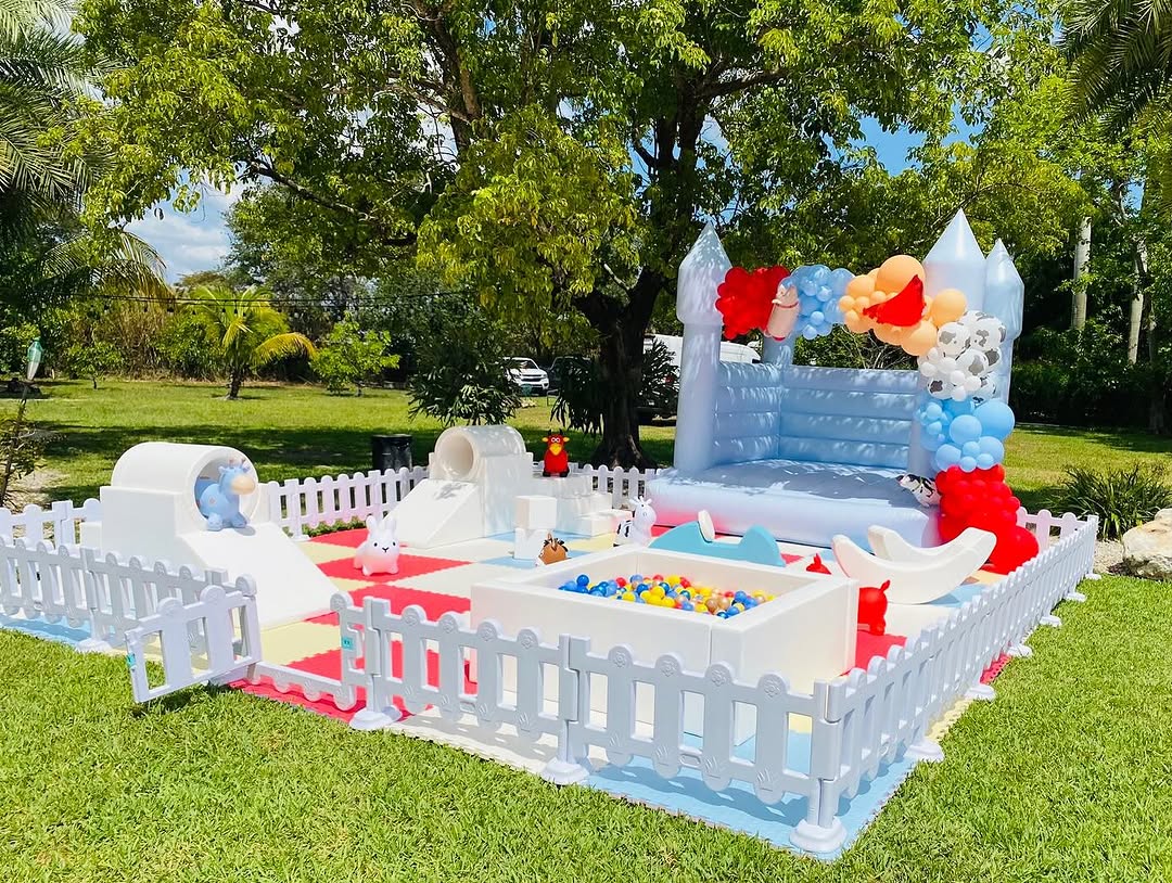 Attrezzatura bianca e blu per parco giochi al coperto per parco giochi per bambini morbido, allestita per la festa dei bambini