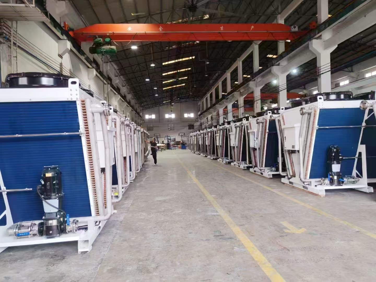 Taller de f&aacute;brica a gran escala que produce condensadores.