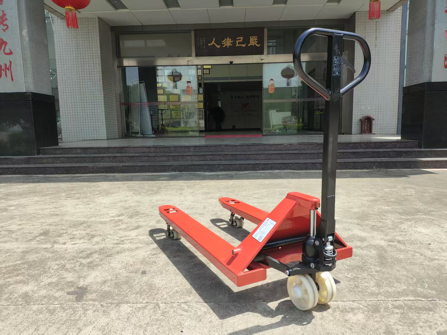 trak palet medan kasar elektrik