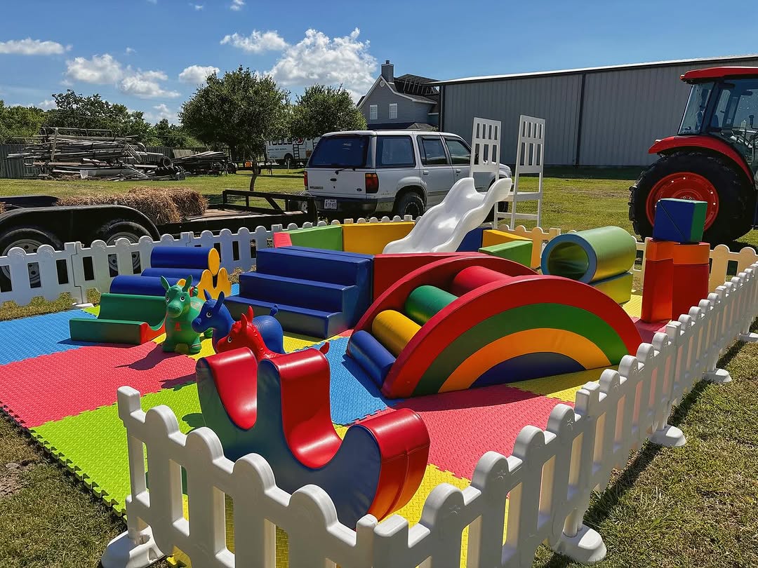 Zachte speelset met hekken kinderfeestje verhuur buitenspeeltuin