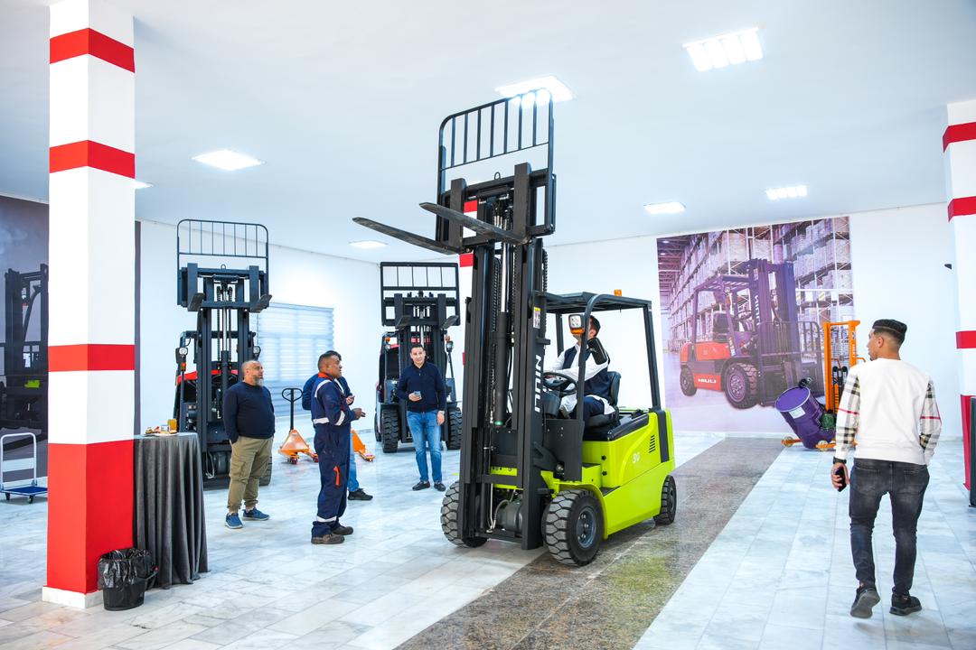neh&eacute;z terepen haszn&aacute;lhat&oacute; elektromos targonca