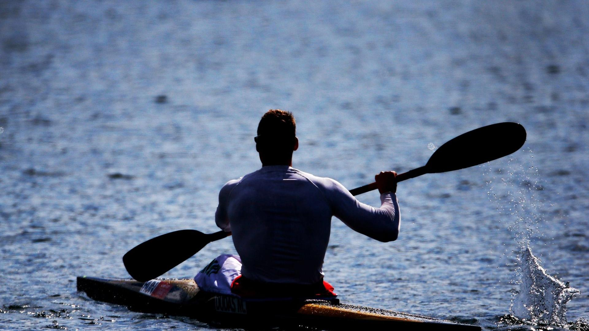 복합 카약 선체와 패들의 클로즈업 액션 샷. 둘 다 경질 PVC 폼 코어 활용하여 우수한 중량 대비 강도 비율, 내충격성 및 물에서의 내구성을 제공합니다.