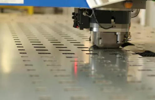 How Punch Press Machines Boost Productivity in The Tableware Industry Cómo las máquinas punzonadoras aumentan la productividad en la industria de la vajilla