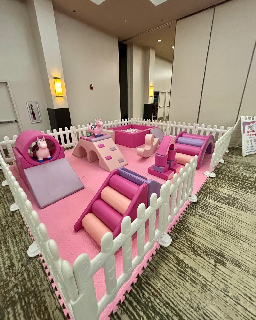 Kapalı Alan &Ccedil;ocuk Etkinlikleri i&ccedil;in Kaydıraklar, Tırmanıcılar ve Top Havuzuyla Pembe Tek Boynuzlu Yumuşak Oyun Alanı