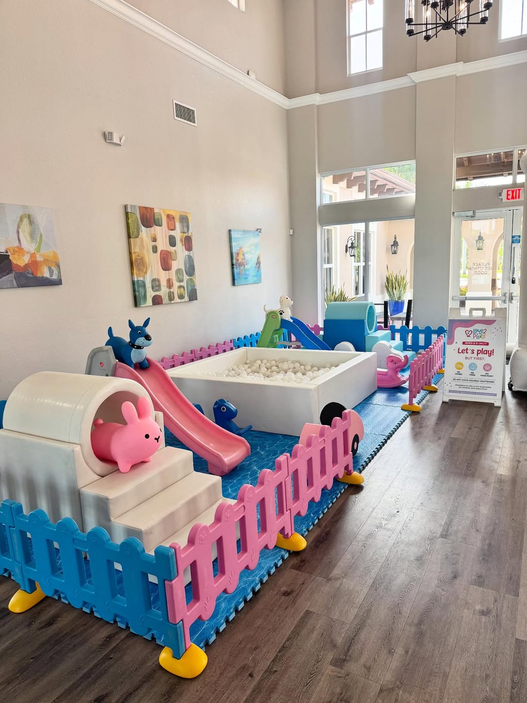 Set da gioco morbido per interni con piscina di palline, scivolo e tunnel per i pi&ugrave; piccoli