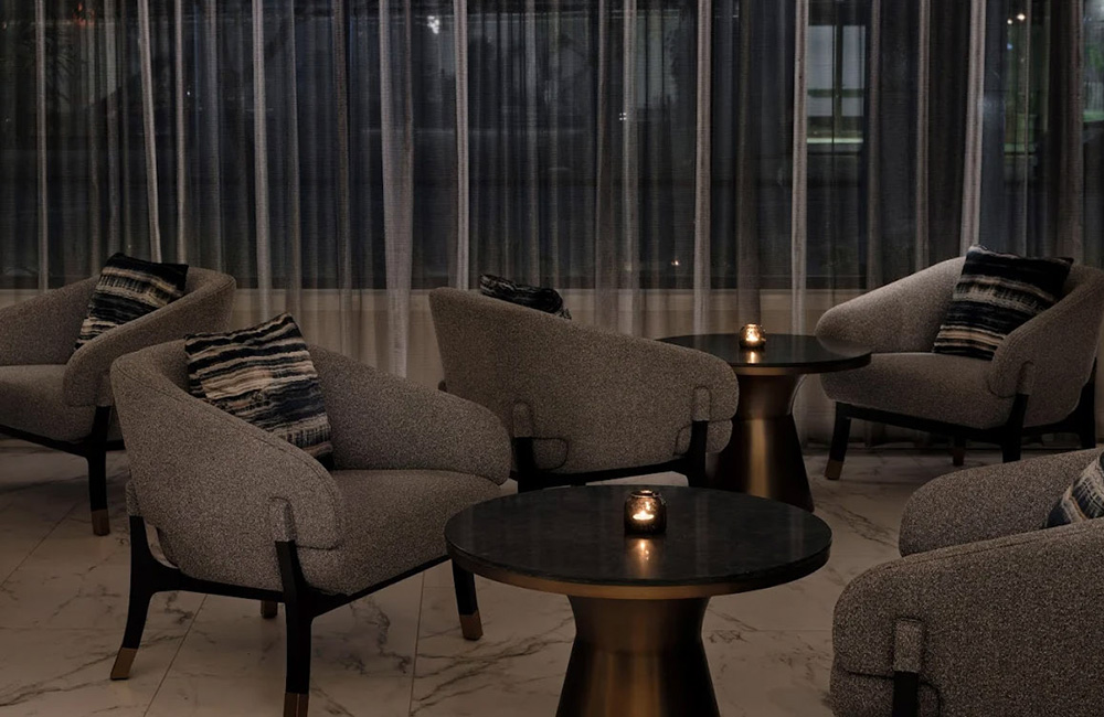 L'area ricreativa dell'InterContinental Hotel, morbide poltrone, cuscini fantasia e luce di candela ambientale creano un'atmosfera calda