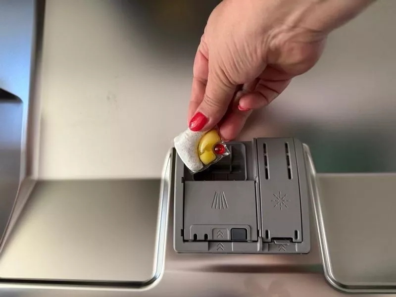 Can Dishwasher Pods Go in The Bottom of The Dishwasher هل يمكن وضع كبسولات غسالة الأطباق في الجزء السفلي من غسالة الأطباق؟
