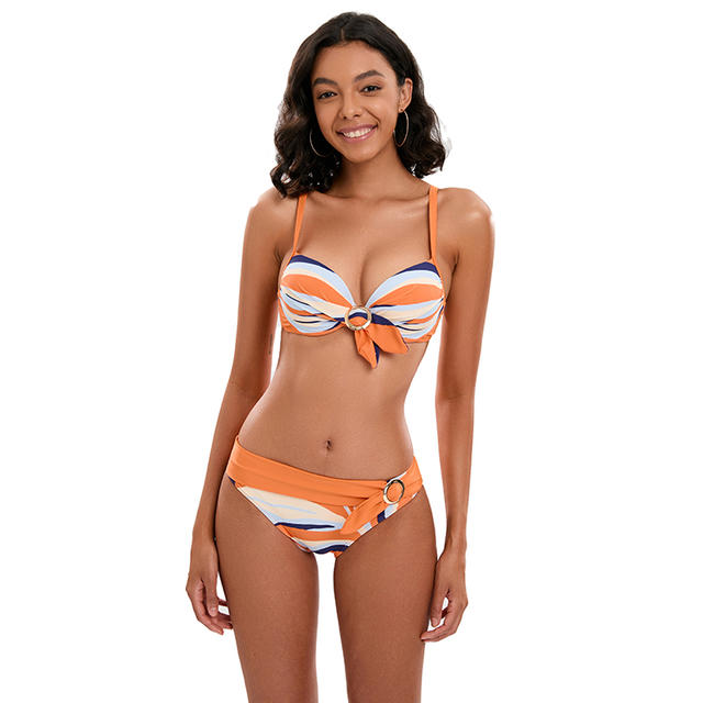 He aha kaʻokoʻa ma waena o kahi tankini a me bikini?