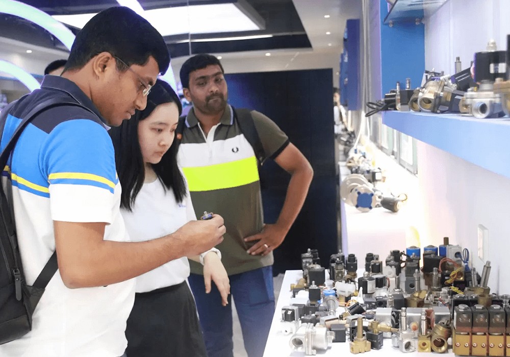 Pelanggan India Melawat COVNA untuk Memuktamadkan Tempahan Mini Injap Bola Bermotor3
