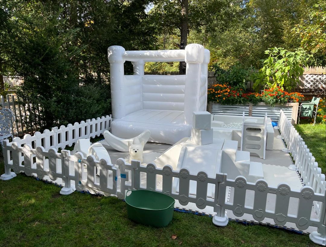Terrain de jeu intérieur créatif tout blanc, équipement de jeu doux populaire pour les tout-petits avec fosse à balles et toboggan