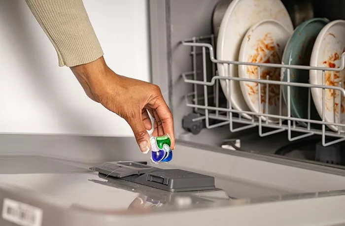 Are Dishwashing Pods Safe for Septice Systems האם תרמילים לשטיפת כלים בטוחים למערכות ספיגה