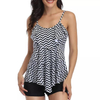 Tankini mulieres natat nigrum