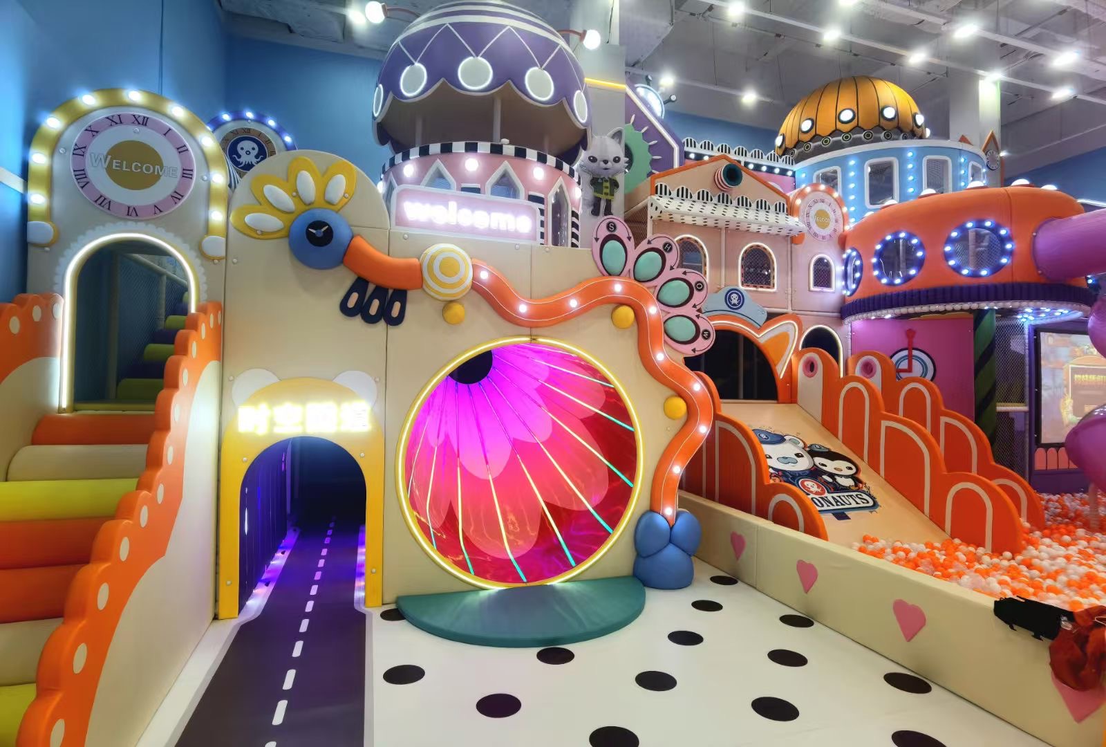 Przezroczysta spiralna zjeżdżalnia z dekoracją tematyczną na krytym placu zabaw