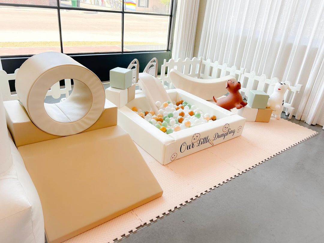 Set permainan lembut berwarna krem ​​​​dengan set permainan bayi dalam ruangan berwarna putih