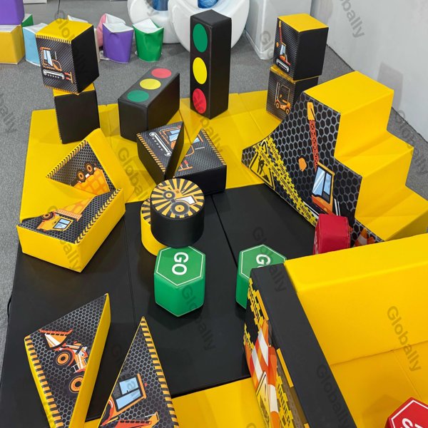 Conjunto de blocos de jogo macios com tema de construção para crianças
