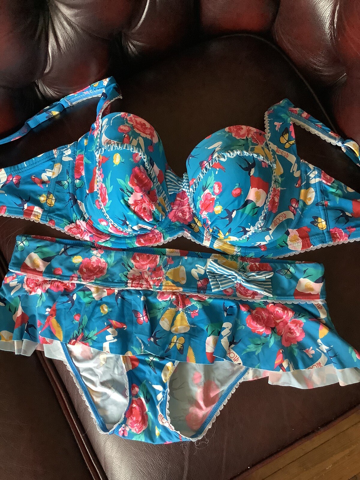 ชุดว่ายน้ำ Floozie ถูกกฎหมายหรือไม่?