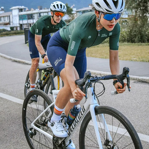 Ľahké ženy na bicykli