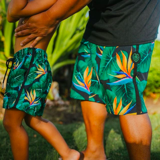 ما ملابس السباحة التي يرتديها الناس في هاواي؟