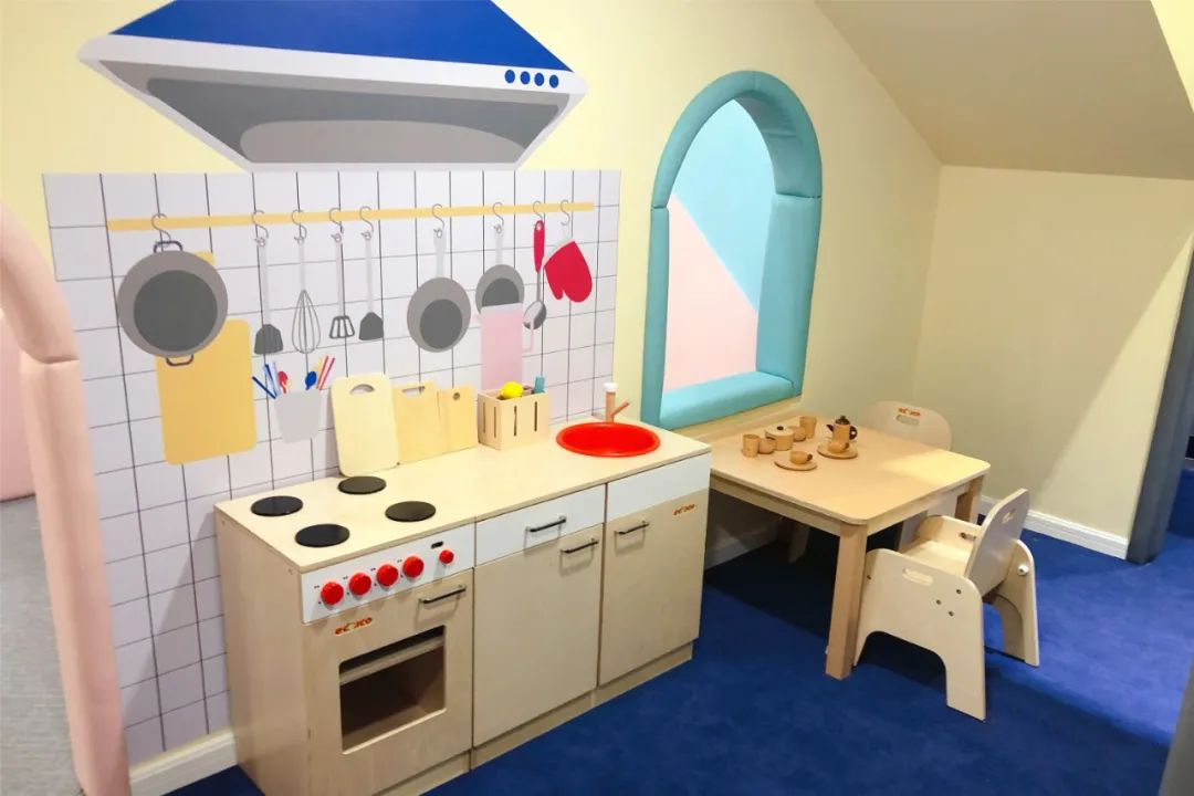 Houten kinderspeelkeuken en eetset in de binnenspeelkamer