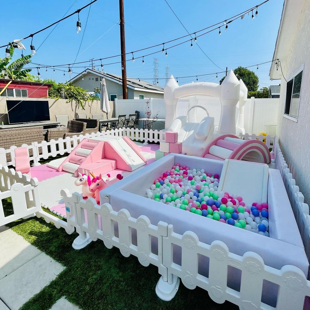 Vente chaude équipement de jeu doux ensemble de jeu doux blanc et rose terrain de jeu extérieur personnalisé fosse à balles avec toboggan pour la location de fête d'enfants