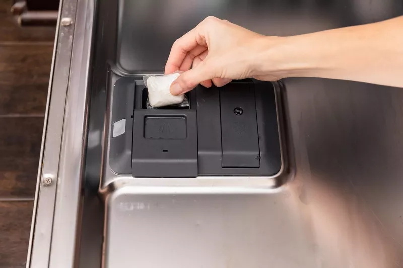 Can I Put Two Detergent Pods in My Dishwasher هل يمكنني وضع حبتين من المنظفات في غسالة الأطباق؟