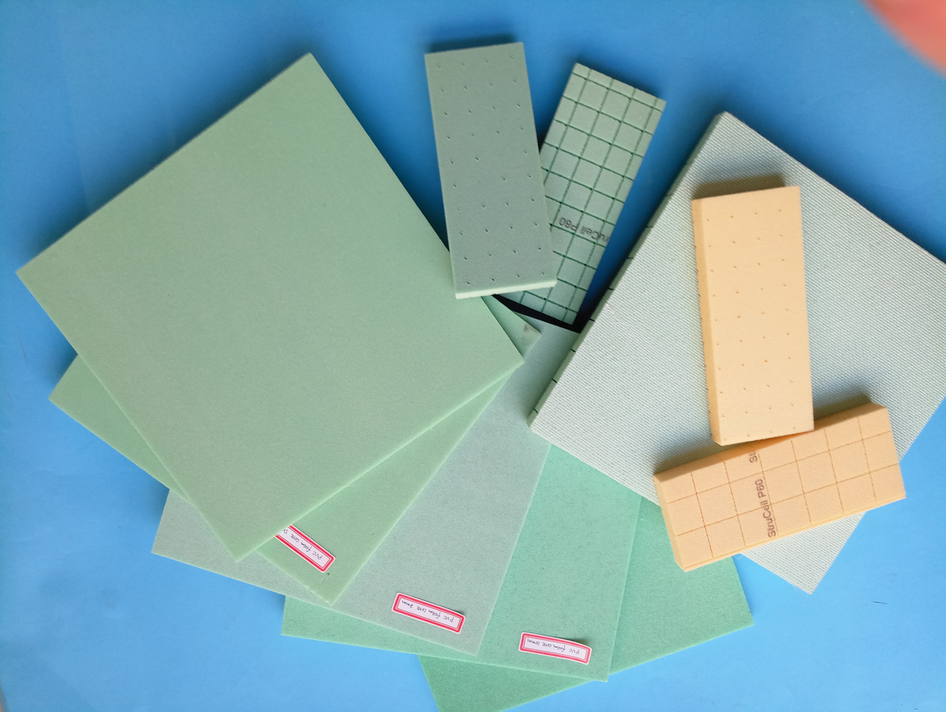 Mousse PVC certifi&eacute;e DNV panneaux avec finitions rainur&eacute;es, perfor&eacute;es, &agrave; envers en canevas et lisses pour les applications composites
