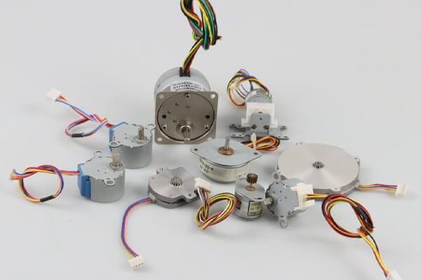 PM krokov&yacute; motor