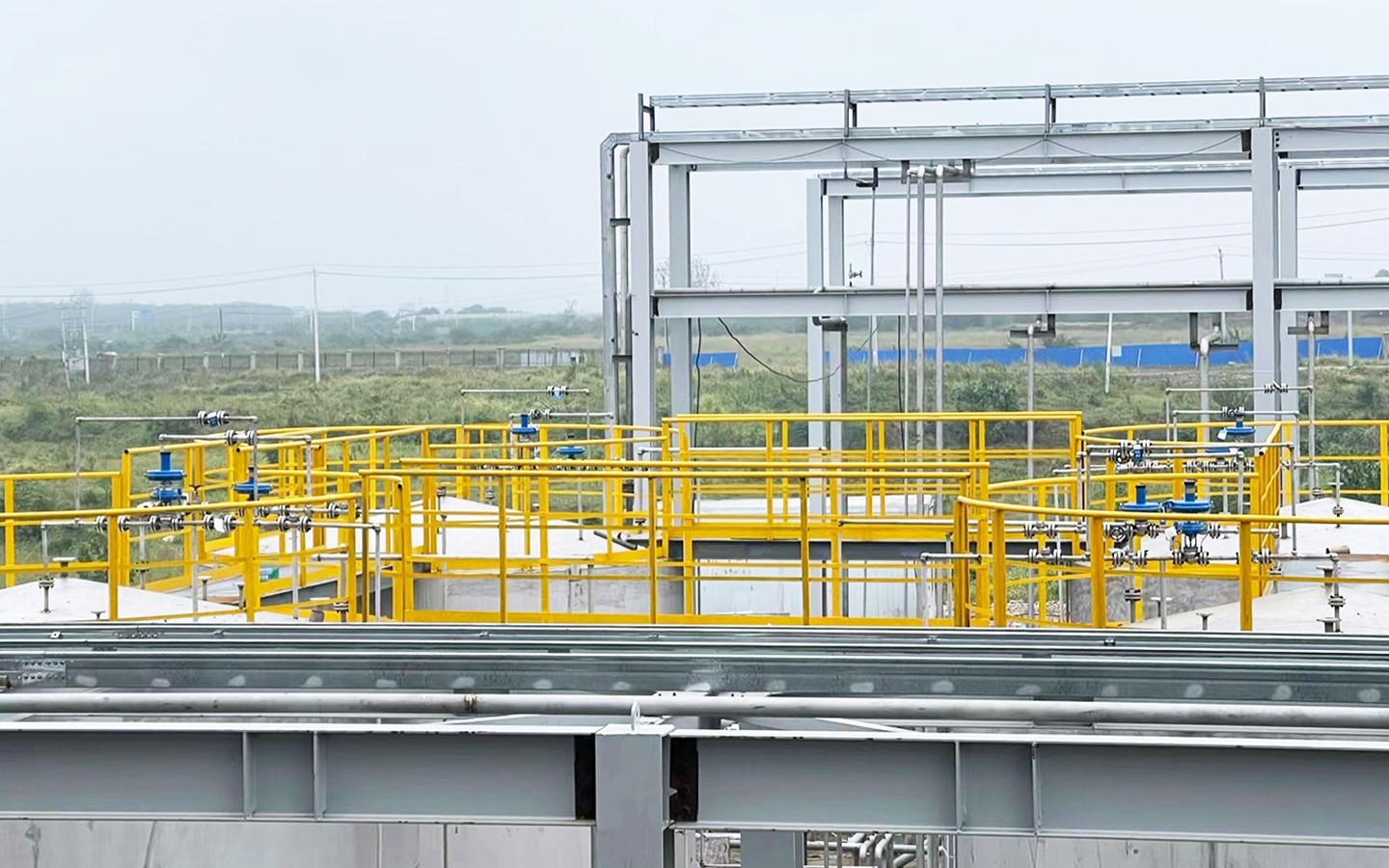 Schmetterlings-Feuerwehrauto-Einlassventil. Industrie zur Entsorgung gef&auml;hrlicher Abf&auml;lle