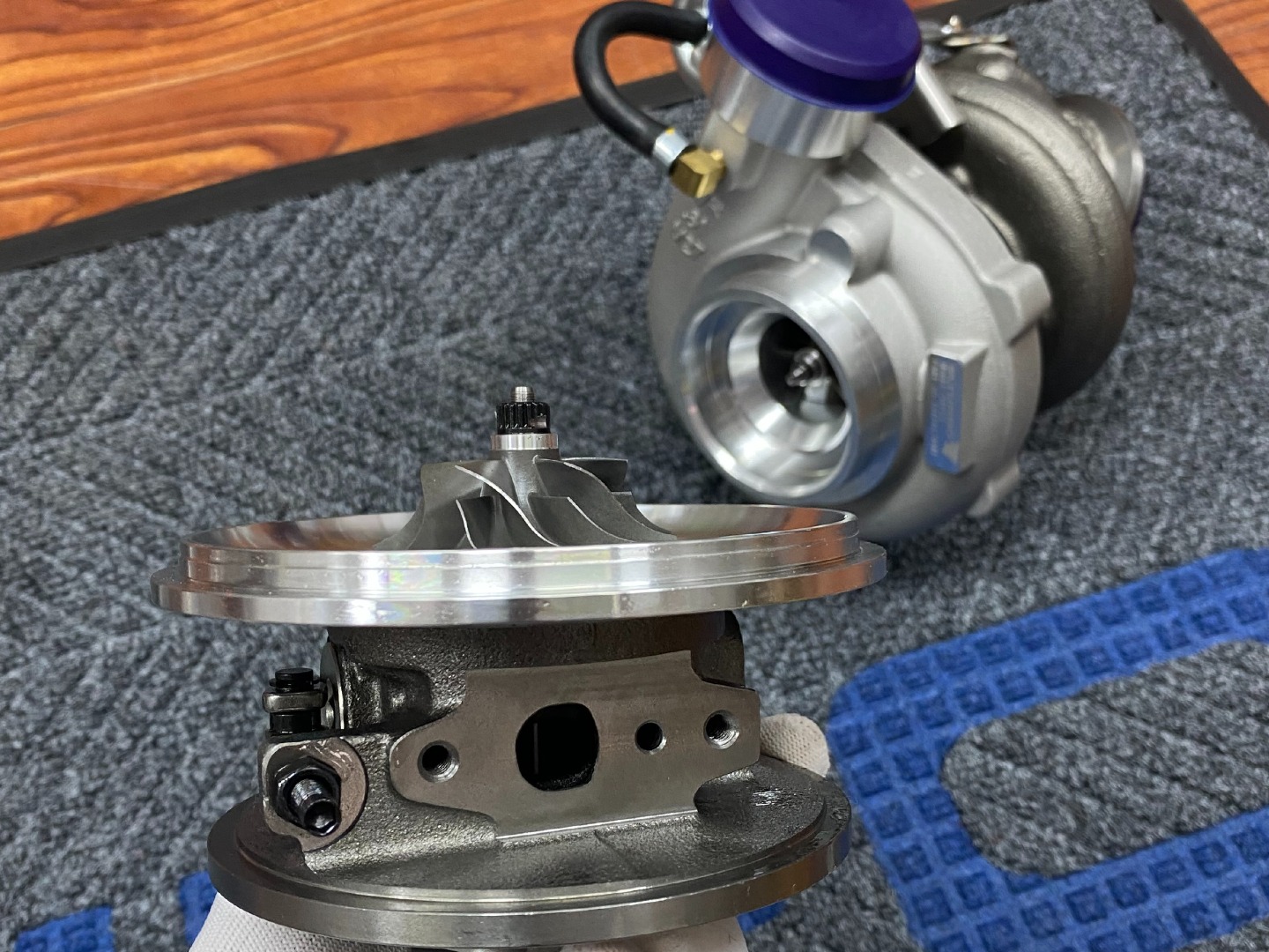 zesp&oacute;ł turbosprężarki z otwartą obudową, wyświetlający ul