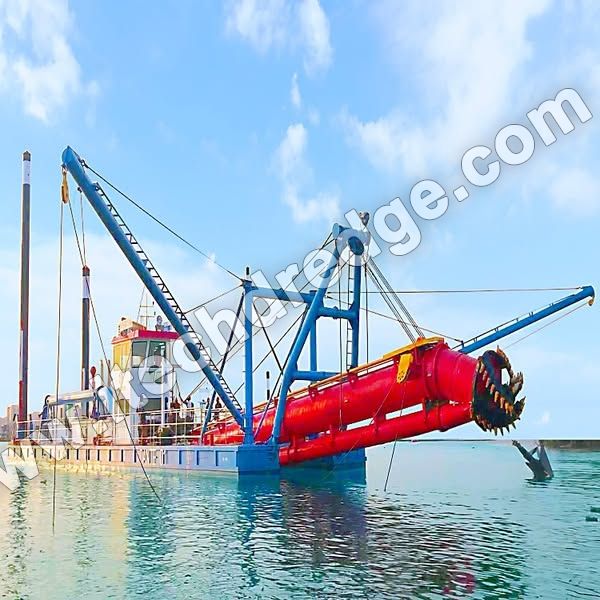 كراكات الشفط القاطع في بحيرة التجريف