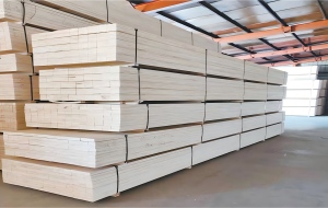 Стальная лента для крепления пачки пиломатериалов – прочная обвязка поддонов для экспортной упаковки деревообрабатывающей промышленности.