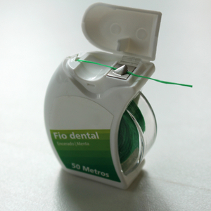 Soie dentaire de bonne qualité avec étui transparent
