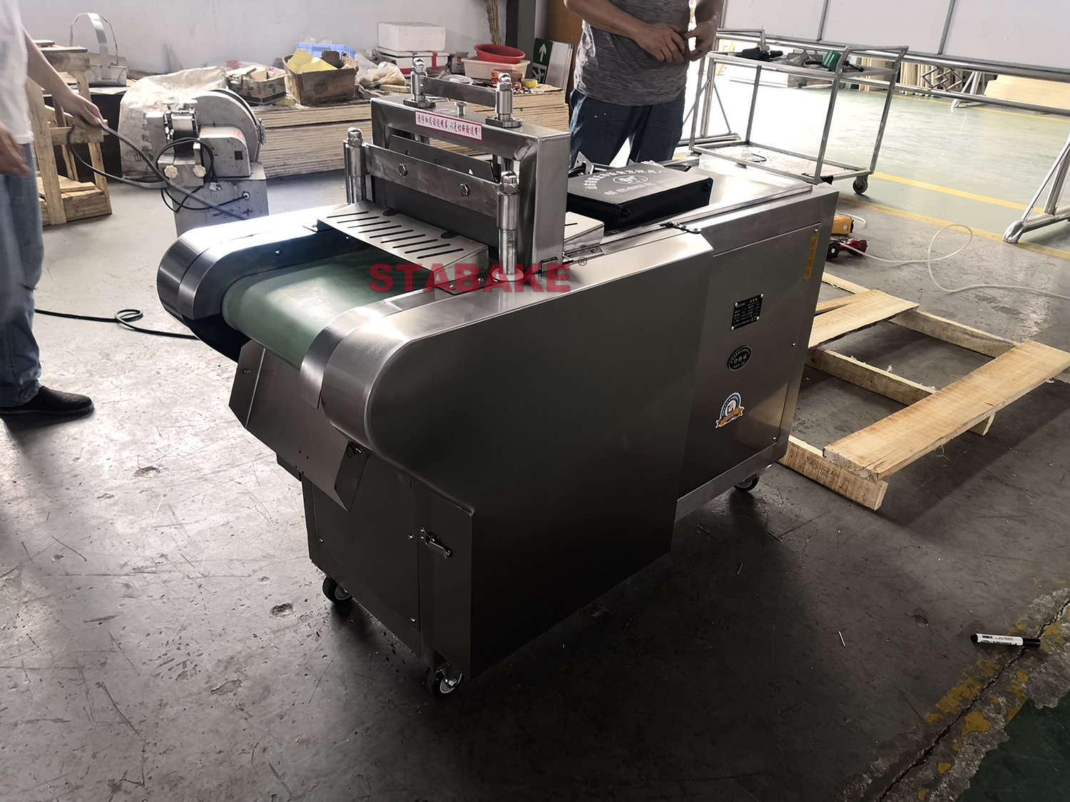 Dried fruit cutting machine