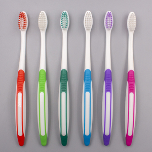 Brosse à dents pour adultes avec des conseils en caoutchouc