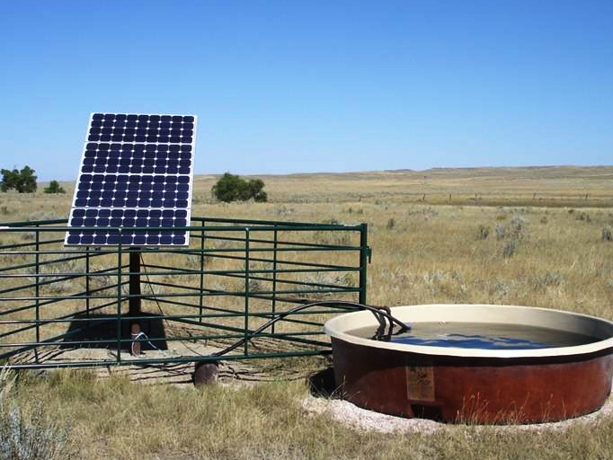 g&uuml;n energi&yacute;asy bilen işle&yacute;&auml;n nasos