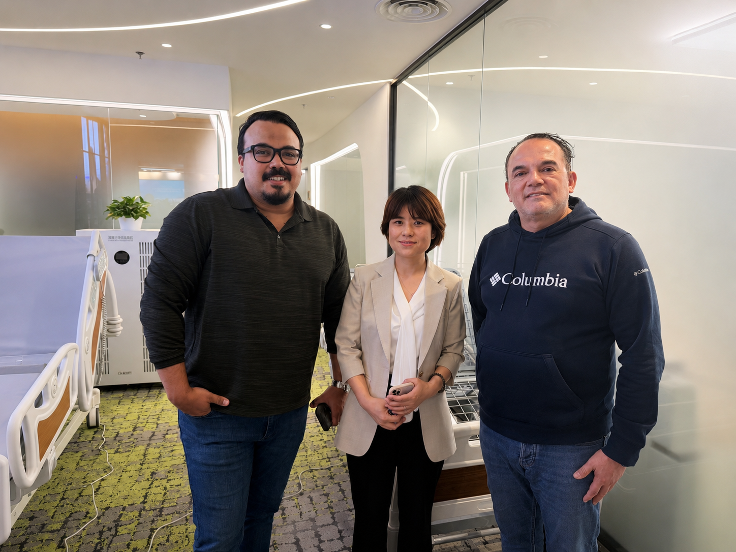 Ambil foto dengan klien asing untuk peringatan
