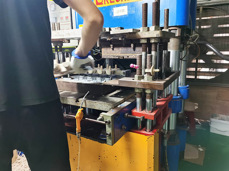 Gomma-silicone-liquida-LSR-stampaggio-a-iniezione-lavorazione.jpg
