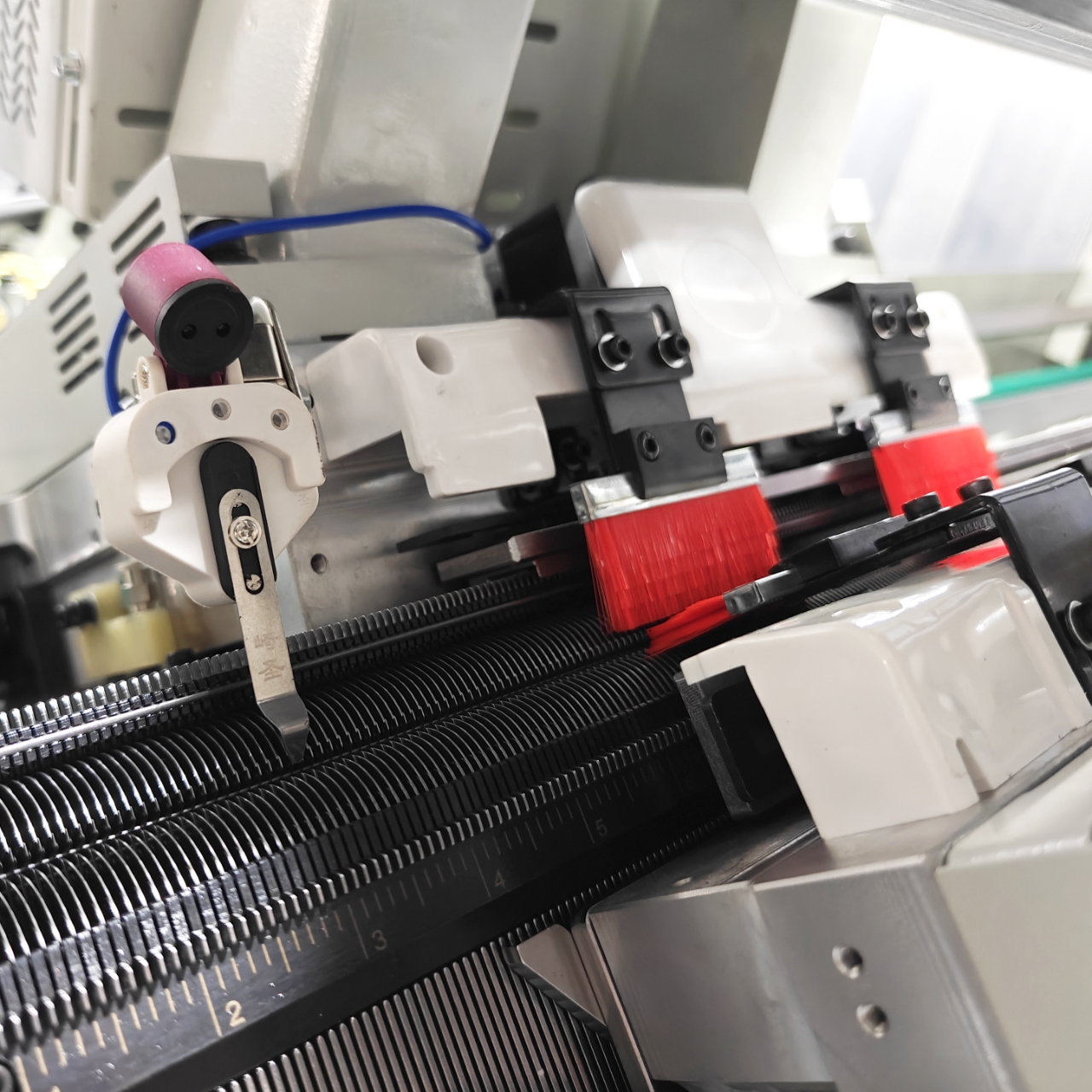 آلة الحياكة المسطحة ذات النظام المزدوج القياسية