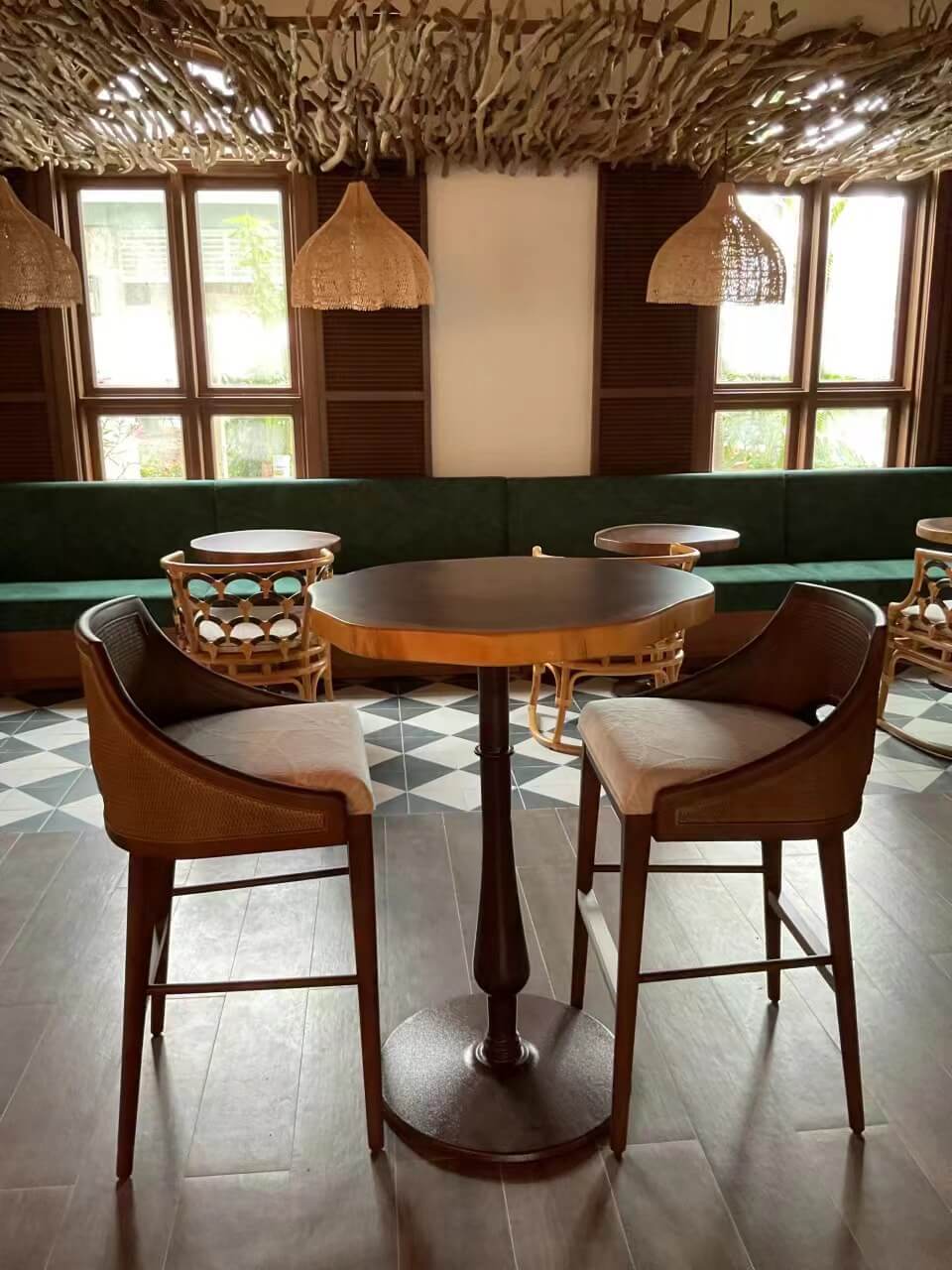 Cadeira de bar de rum e mesa de jantar sob medida