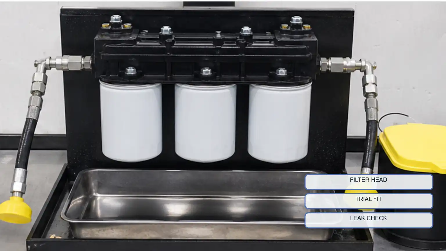 Exemples de filtres &agrave; carburant diesel candidats install&eacute;s &agrave; l'essai sur un support de t&ecirc;te de filtre propre avec des conduites bouch&eacute;es et un bac de r&eacute;cup&eacute;ration