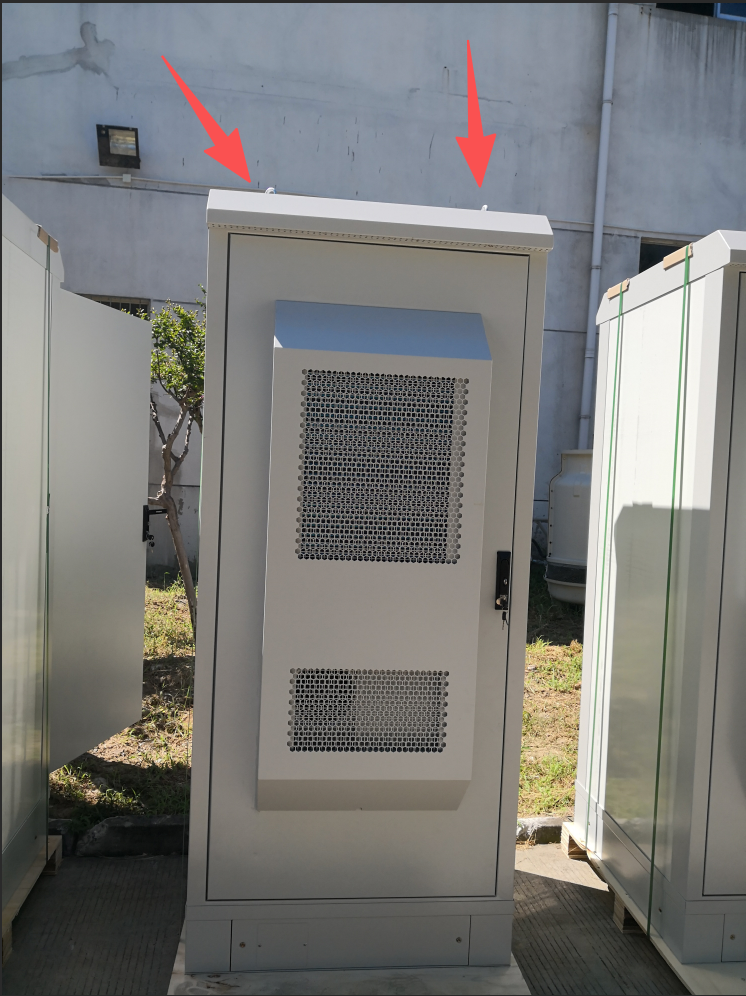 Hebe&ouml;sen am Telekommunikationsschrank im Freien zum Kranheben installiert.png