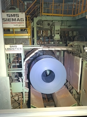 Una gran bobina de acero asegurada con acero de alta resistencia Fleje de Juhong Packing Materials dentro de una estaci&oacute;n de embalaje de industria pesada totalmente automatizada del grupo SMS (SMS Siemag).