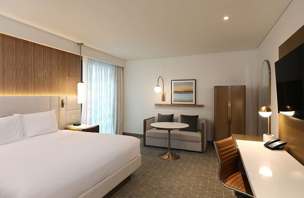 Гостевая комната отеля Marriott оформлена в соответствии с подробными спецификациями мебели в проекте брендового отеля.