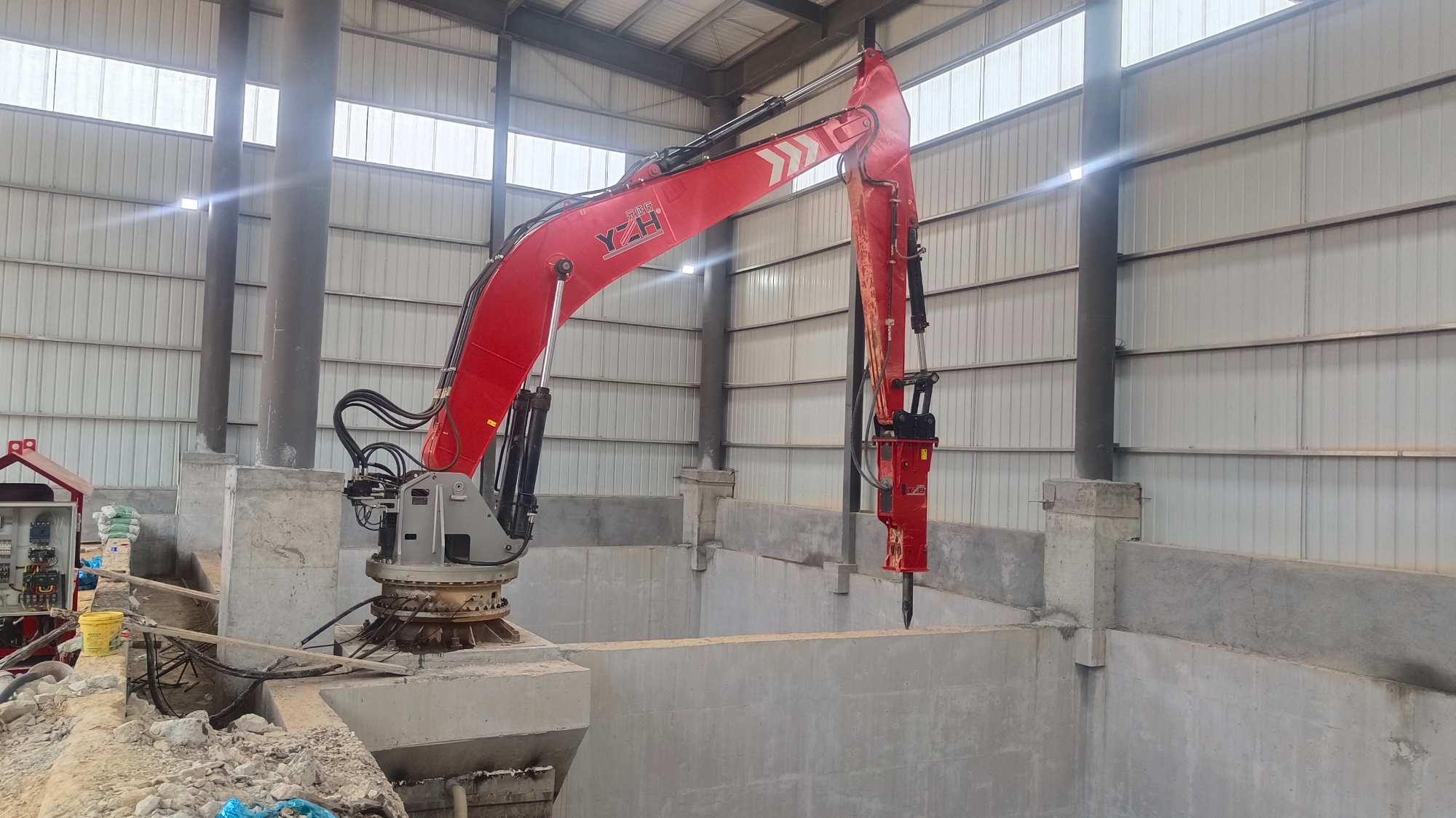 H&auml;lt Indonesiens Zuschlagstofflinien am Laufen: Der feste hydraulische Steinbrecher WHB750 in Aktion