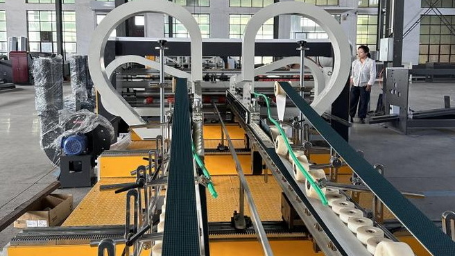automatic corrugated box folder gluer feeding section.jpg phần cho ăn keo dán thư mục hộp sóng tự động.jpg