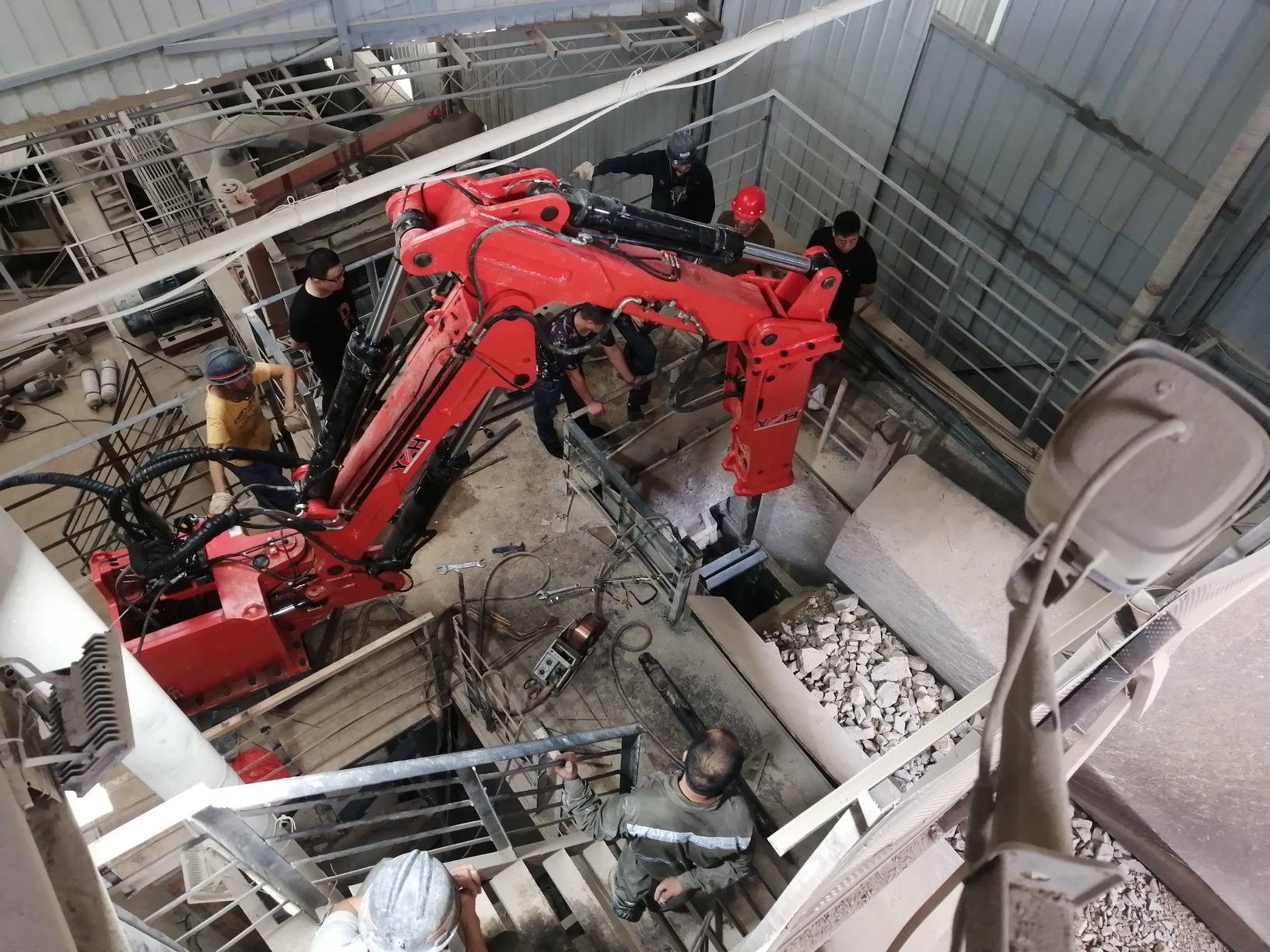 Το BC950 Διόρθωσε το Rockbreaker Boom για αποτελεσματικό κατακερματισμό βασάλτη στην Ινδονησία