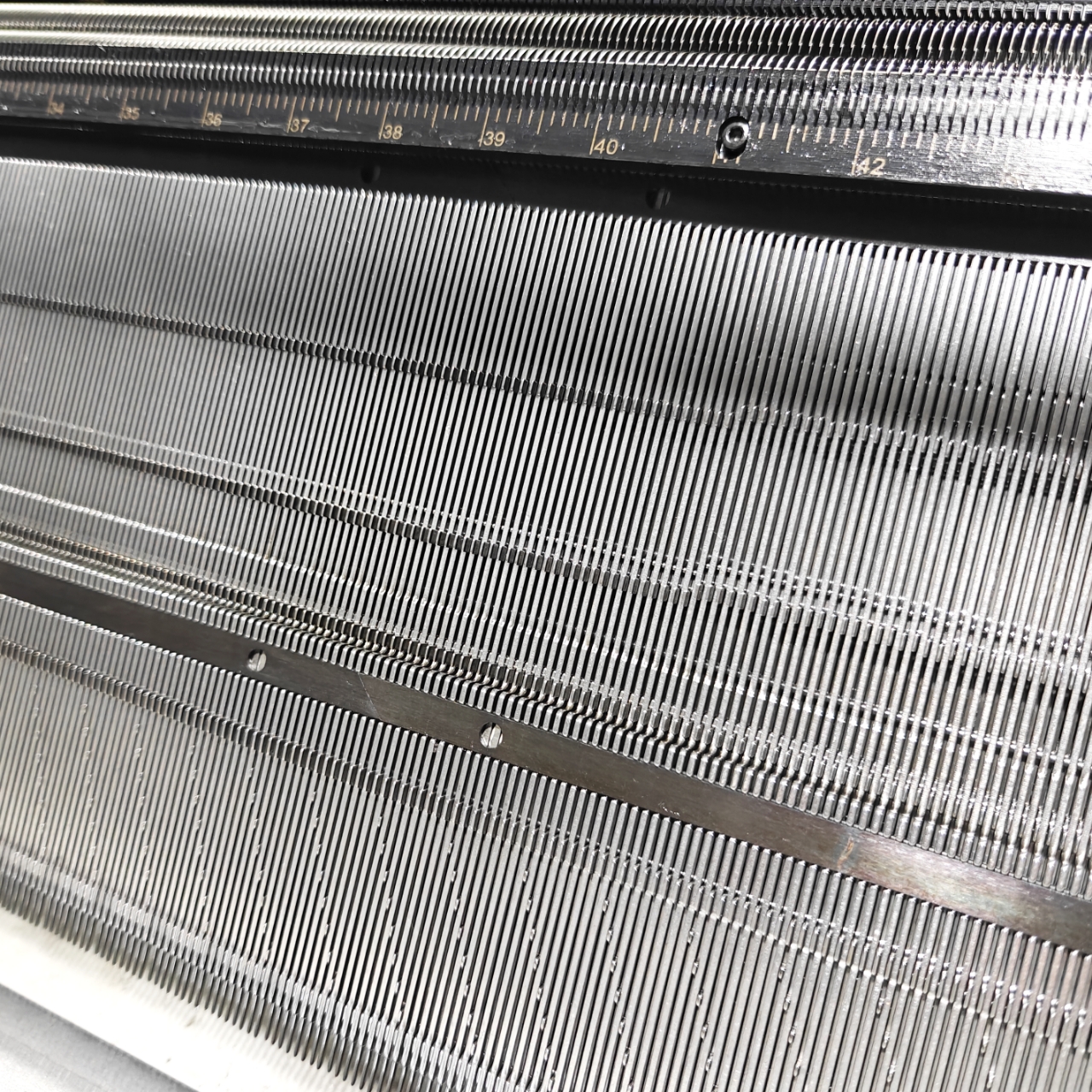 آلة الحياكة المسطحة ذات النظام المزدوج القياسية