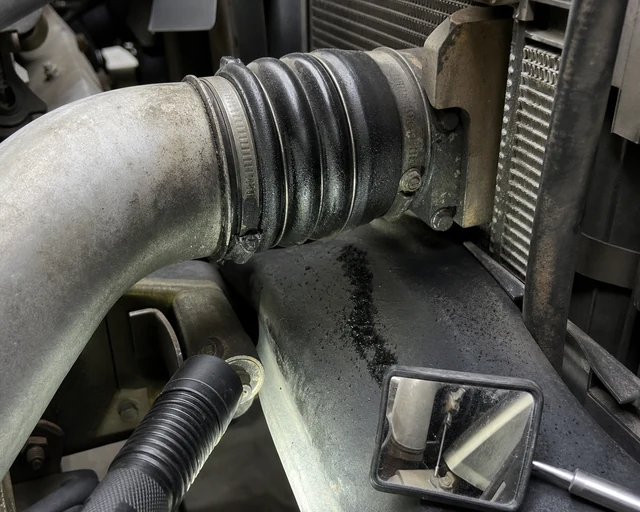 Conexiune motor boost portbag cu ceață de ulei, urme de funingine și semn de martor al clemei
