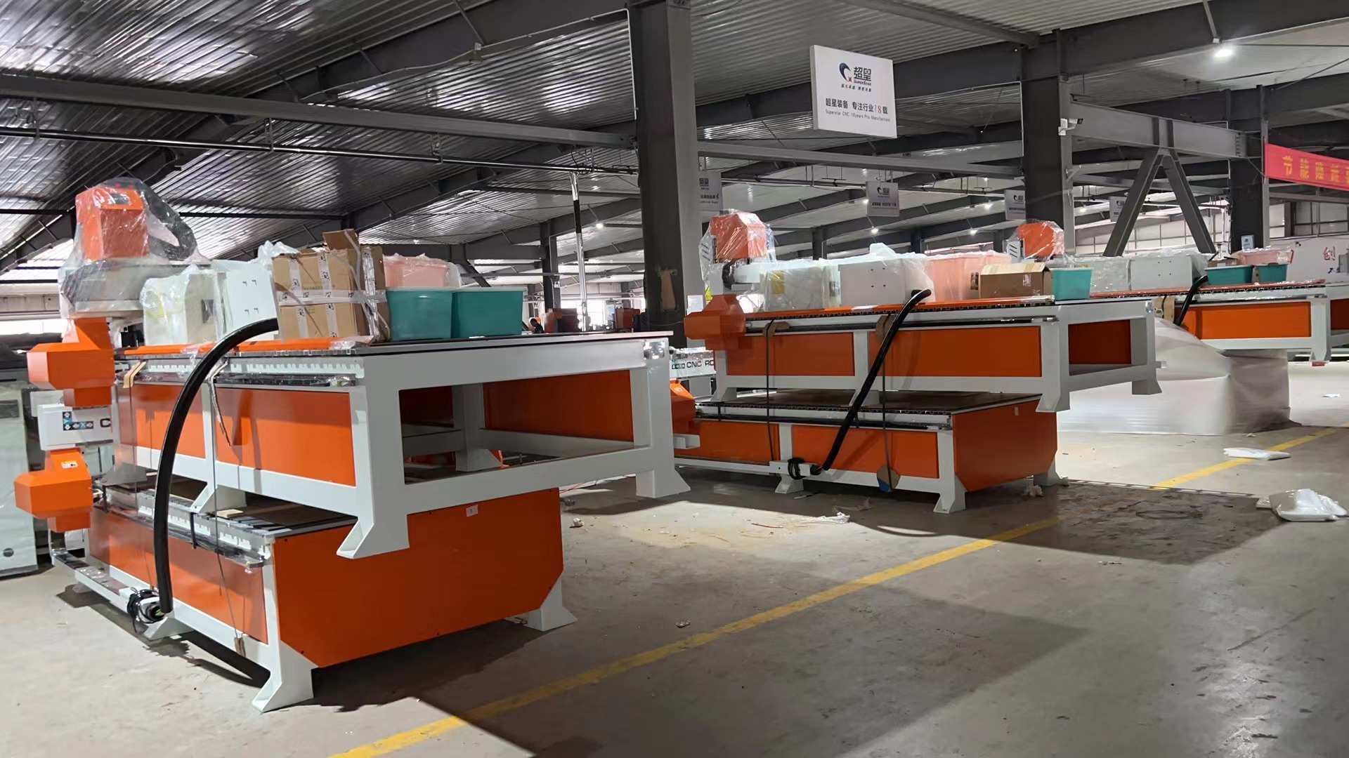 تصدير جهاز التوجيه الخشبي CNC إلى دبي بالإمارات العربية المتحدة | دراسة حالة لمصنع الديكور الداخلي والأثاث المخصص
